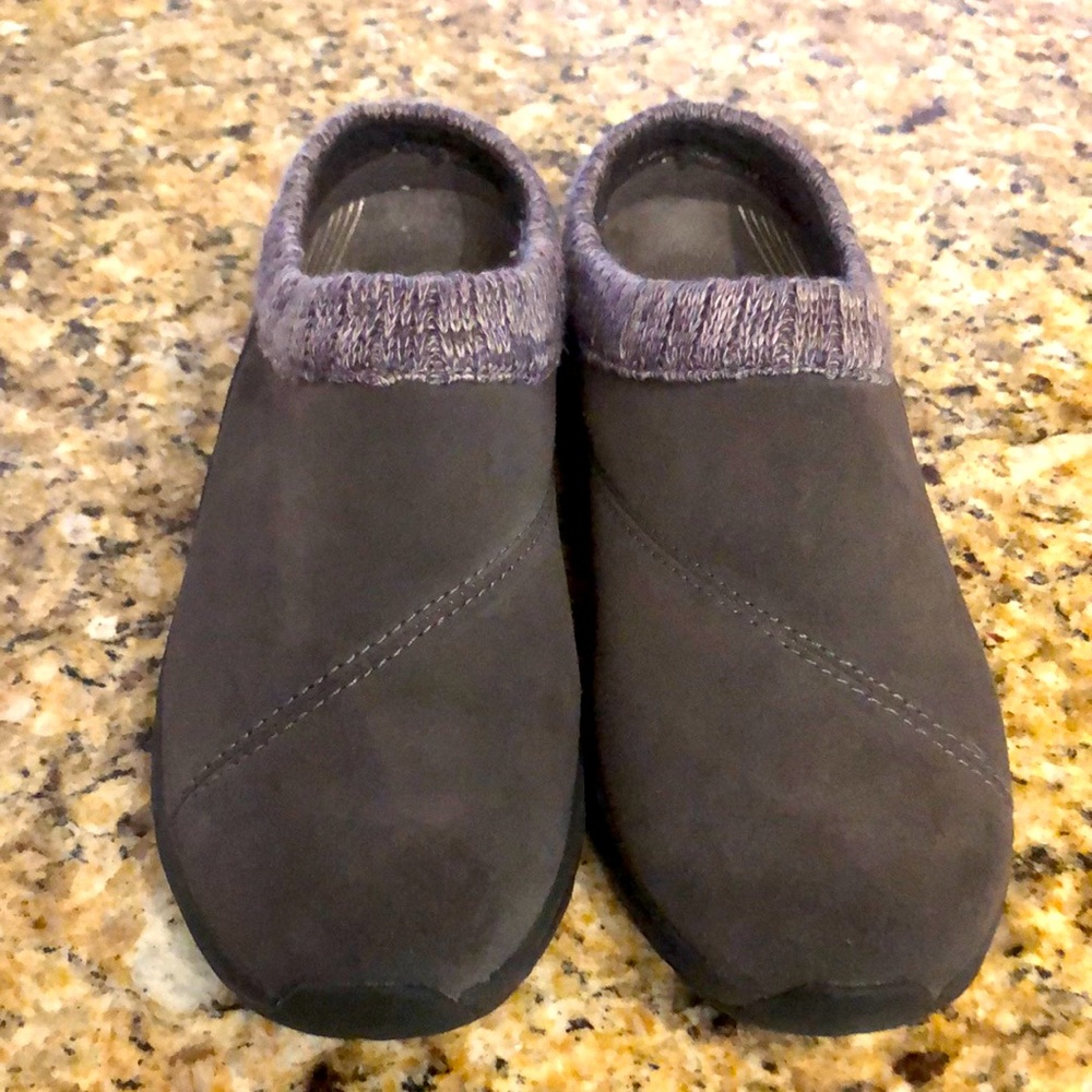 Nwot Vionic slip on shoes